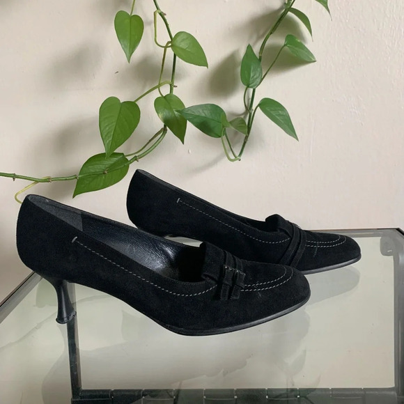 Stuart Weitzman Black Suede Contrasting Stitching Double Buckle Heels Size 7.5 B